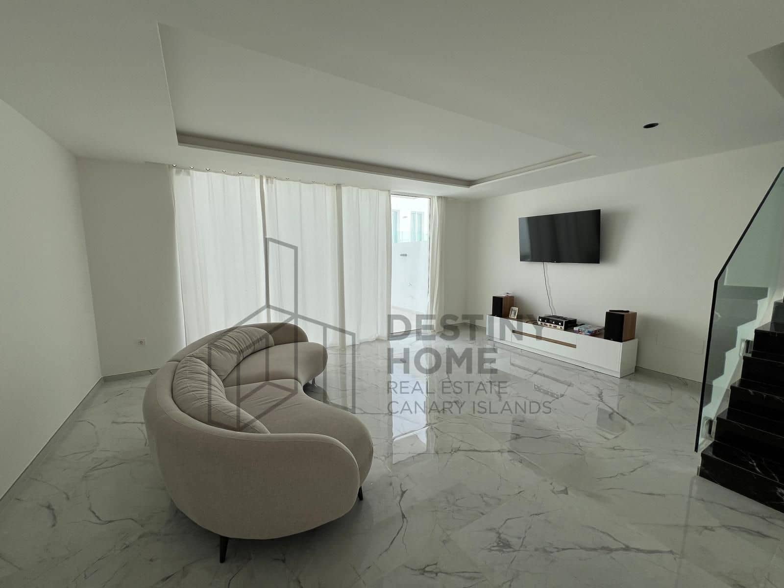 3 bedroom Semi-detached Villa for sale in Corralejo with pool garage - € 480,000 (Ref: 9658403)