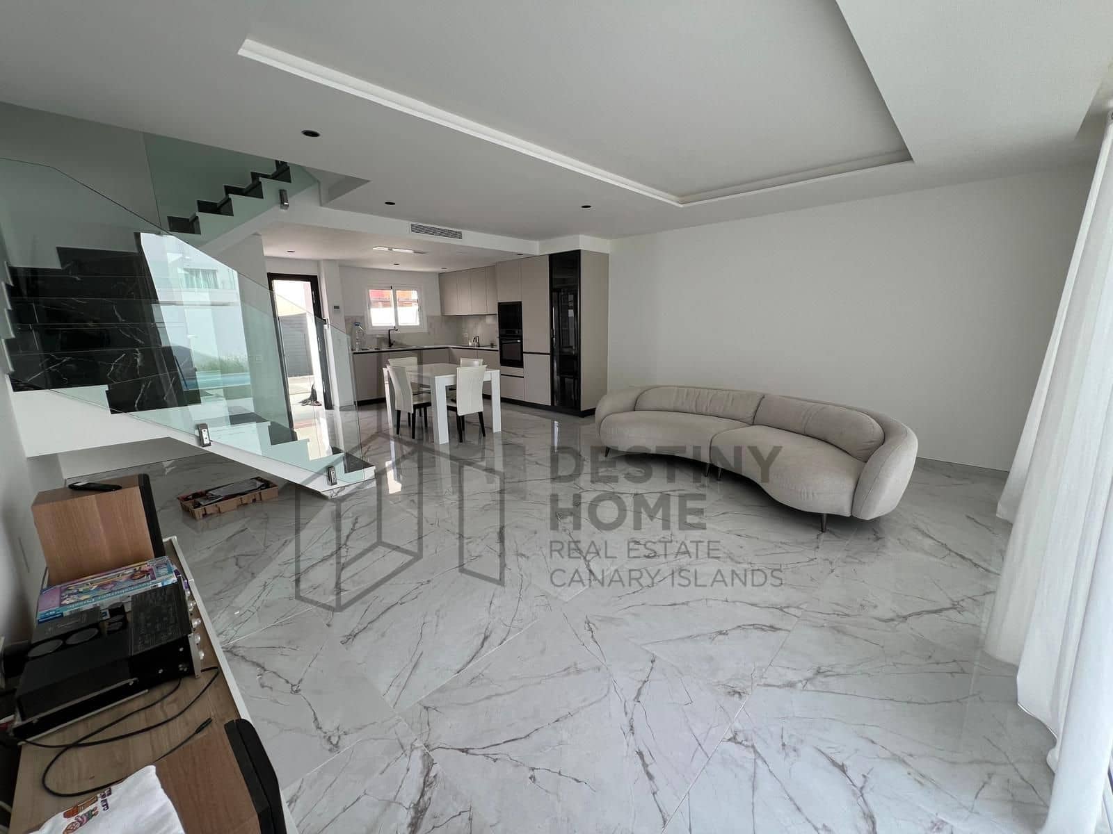 3 bedroom Semi-detached Villa for sale in Corralejo with pool garage - € 480,000 (Ref: 9658403)