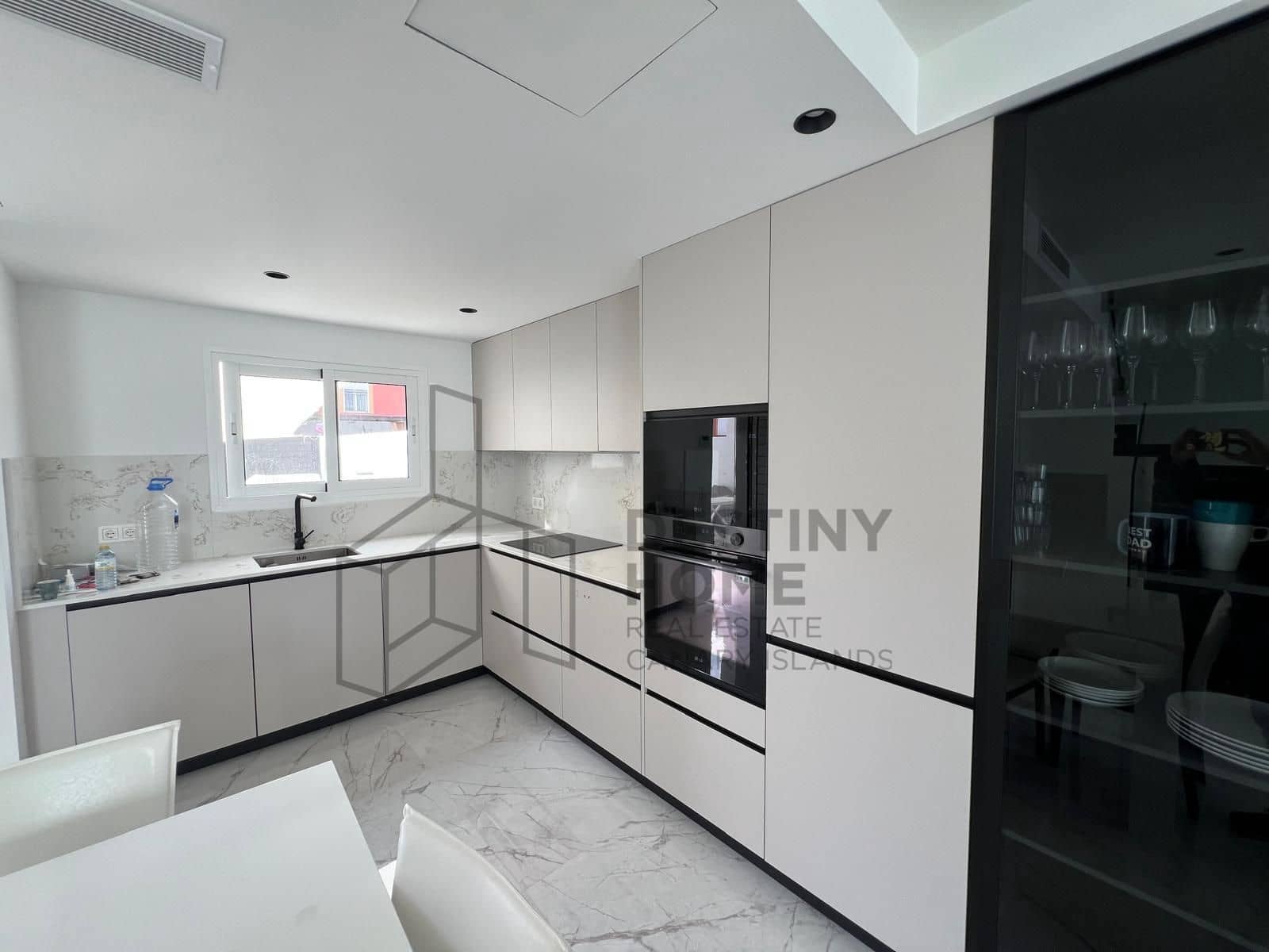 3 bedroom Semi-detached Villa for sale in Corralejo with pool garage - € 480,000 (Ref: 9658403)