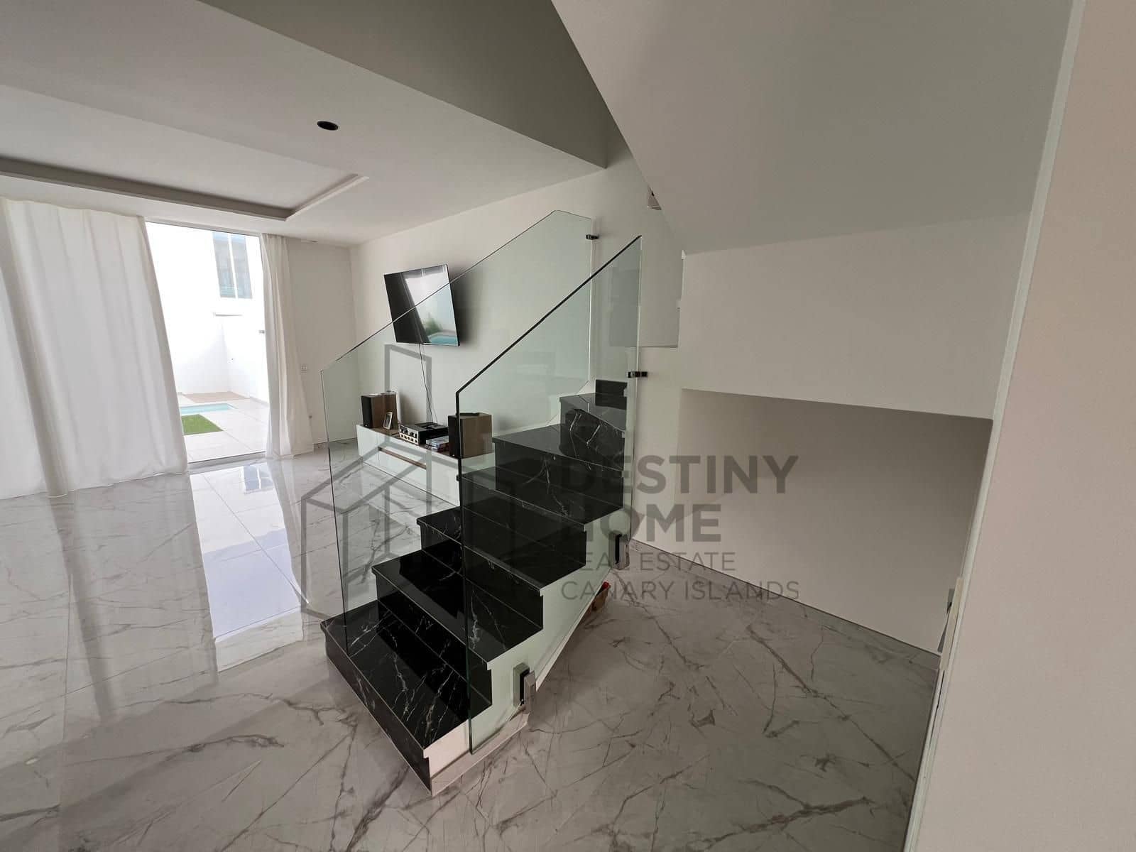 3 bedroom Semi-detached Villa for sale in Corralejo with pool garage - € 480,000 (Ref: 9658403)