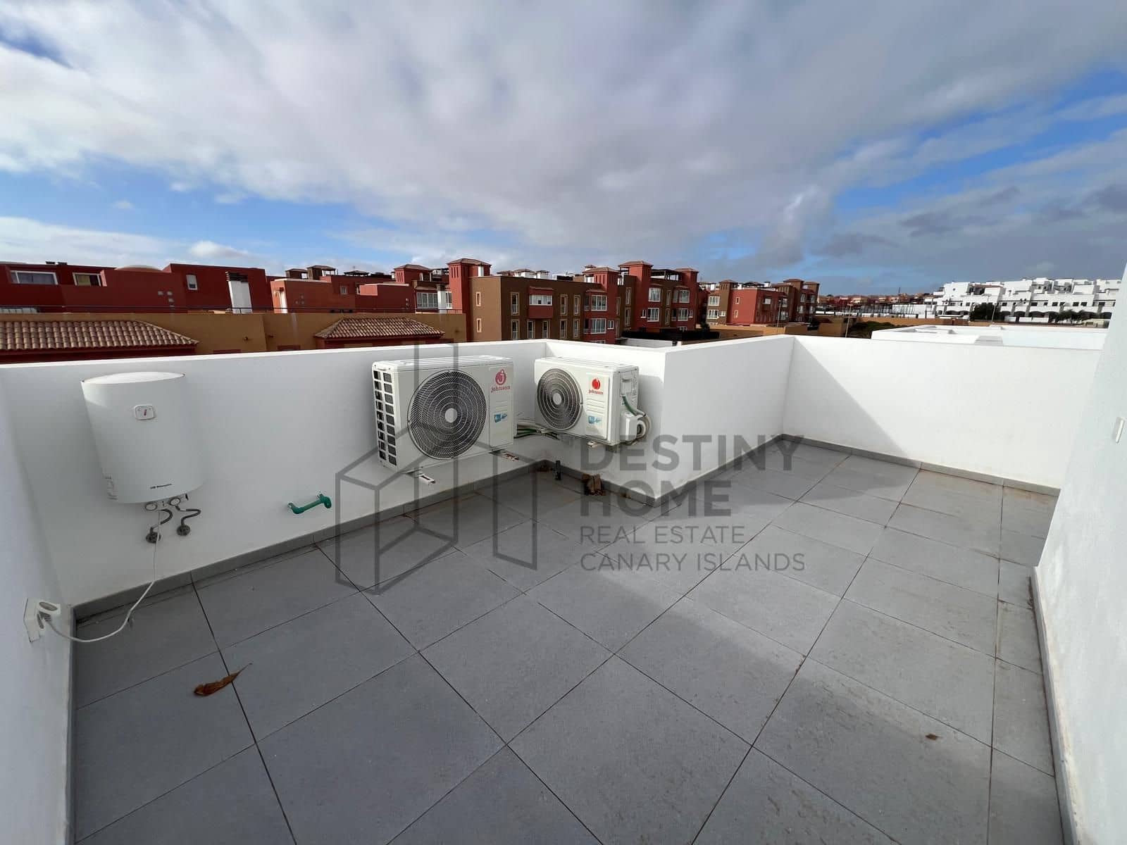 3 bedroom Semi-detached Villa for sale in Corralejo with pool garage - € 480,000 (Ref: 9658403)