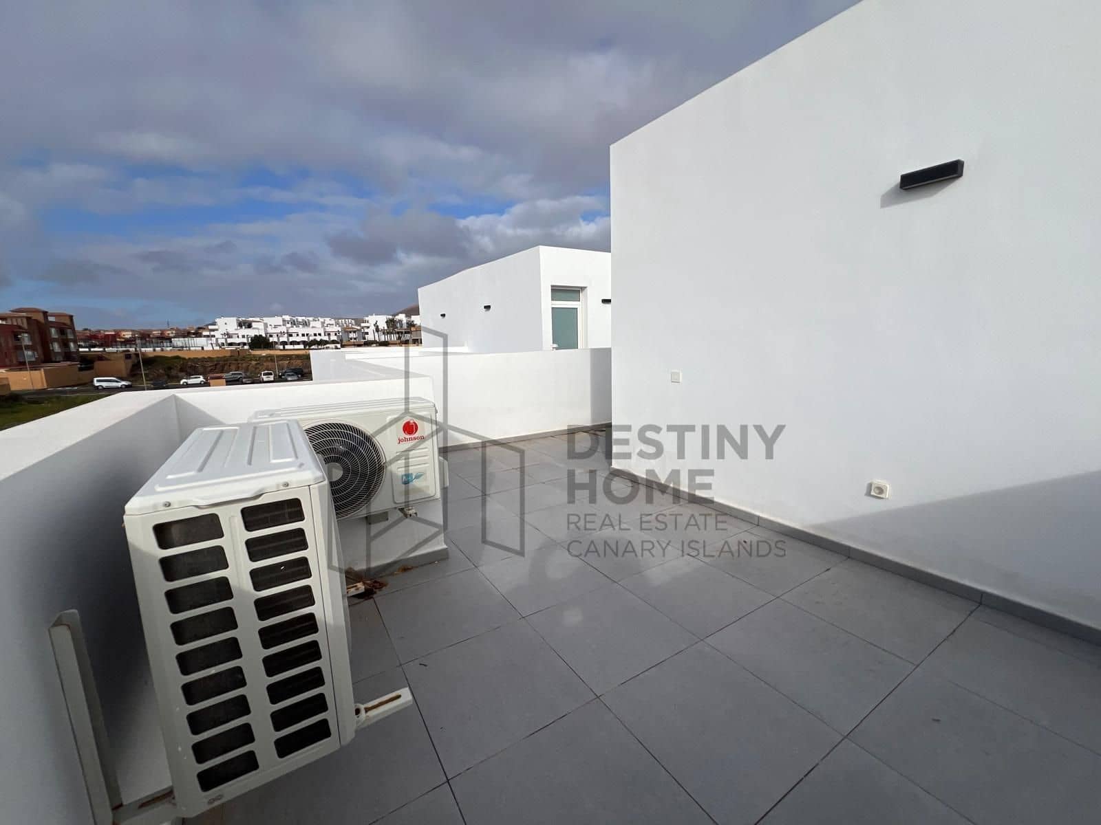3 bedroom Semi-detached Villa for sale in Corralejo with pool garage - € 480,000 (Ref: 9658403)