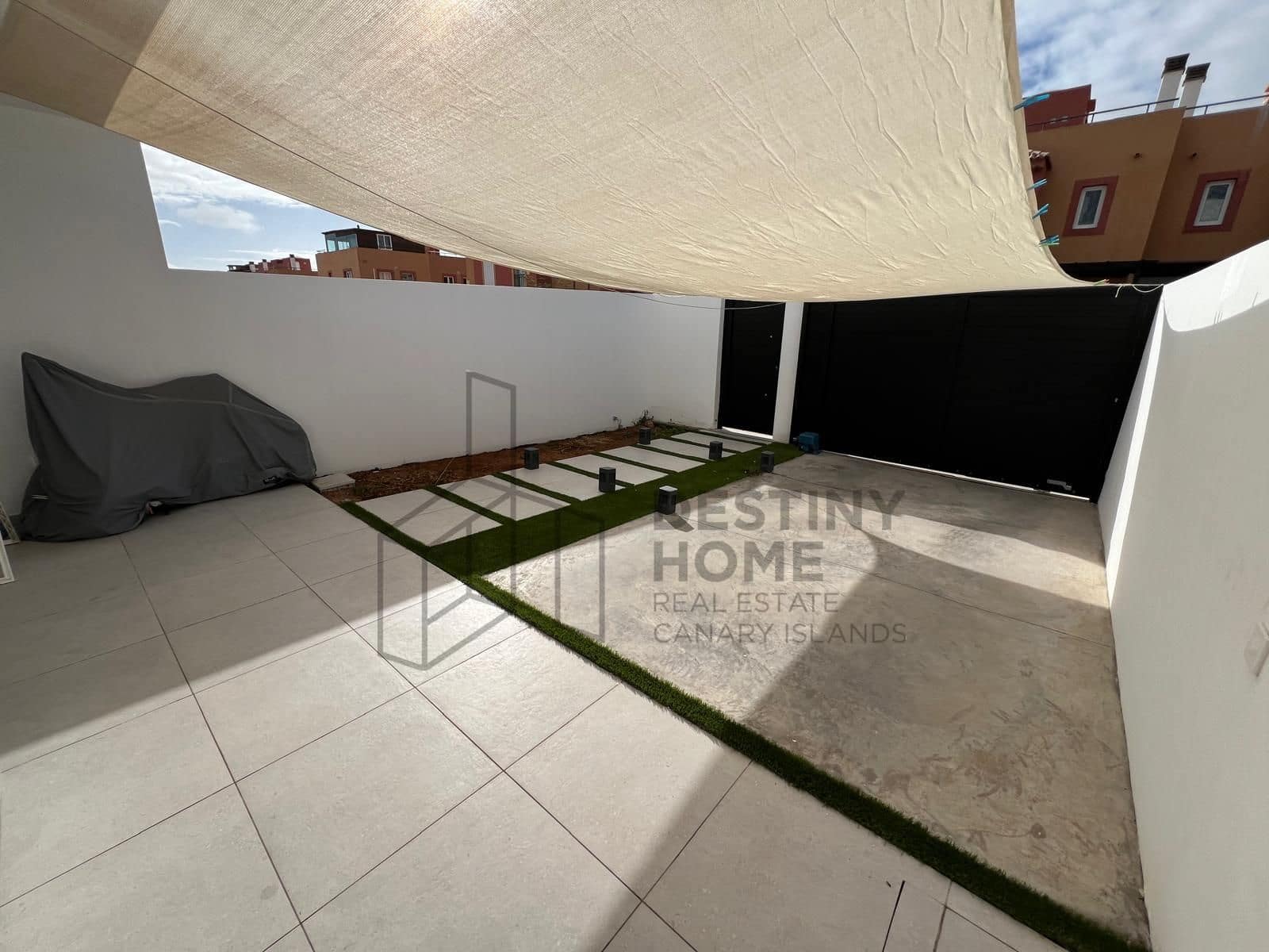 3 bedroom Semi-detached Villa for sale in Corralejo with pool garage - € 480,000 (Ref: 9658403)