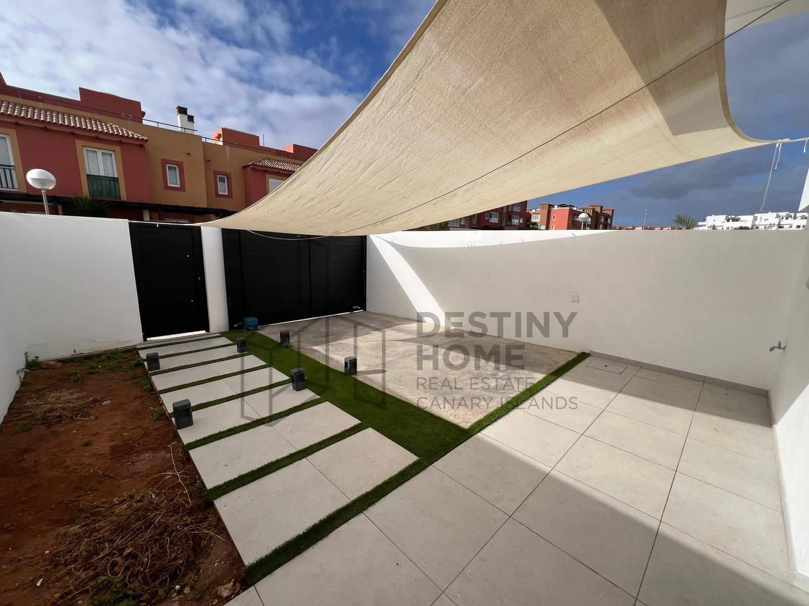 3 bedroom Semi-detached Villa for sale in Corralejo with pool garage - € 480,000 (Ref: 9658403)