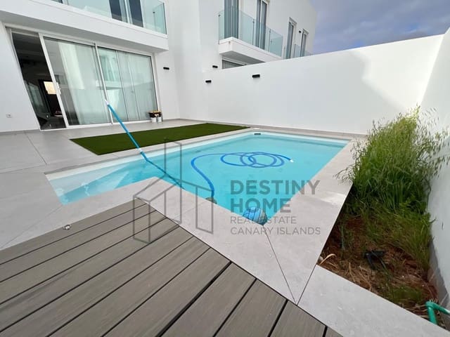 3 bedroom Semi-detached Villa for sale in Corralejo, La Oliva - € 480,000 (Ref: 9658403)