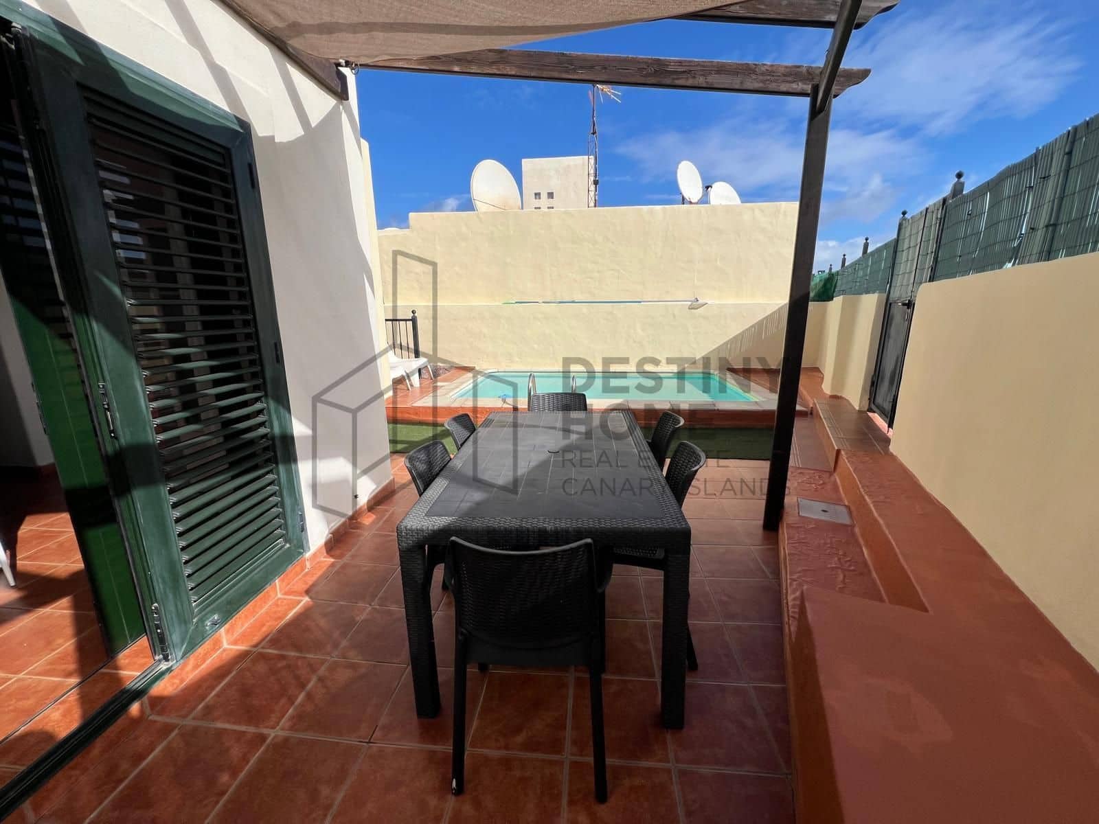 4 bedroom Villa for sale in Corralejo with pool - € 470,000 (Ref: 9698681)
