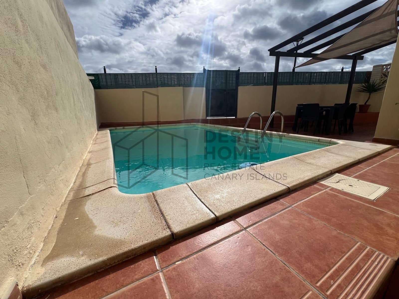 4 bedroom Villa for sale in Corralejo with pool - € 470,000 (Ref: 9698681)