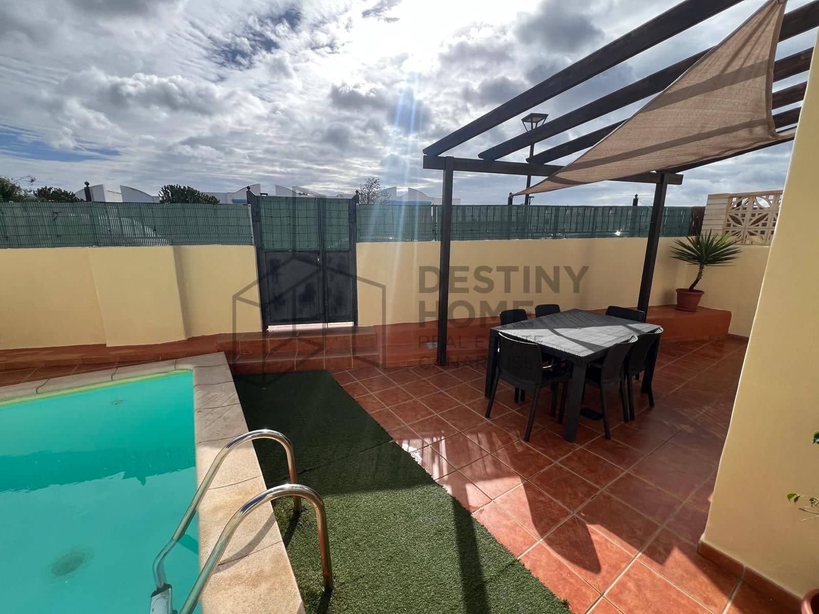 4 bedroom Villa for sale in Corralejo with pool - € 470,000 (Ref: 9698681)