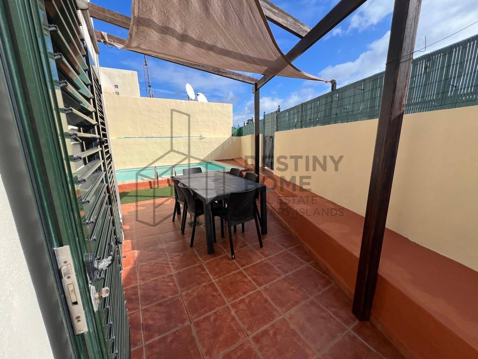 4 bedroom Villa for sale in Corralejo with pool - € 470,000 (Ref: 9698681)