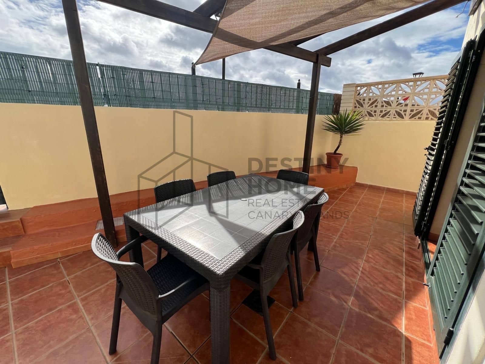 4 bedroom Villa for sale in Corralejo with pool - € 470,000 (Ref: 9698681)