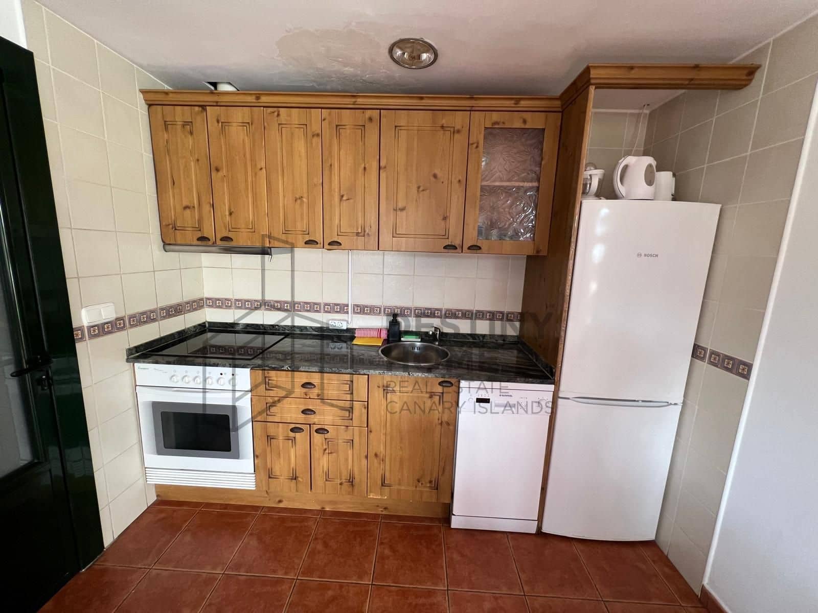 4 bedroom Villa for sale in Corralejo with pool - € 470,000 (Ref: 9698681)