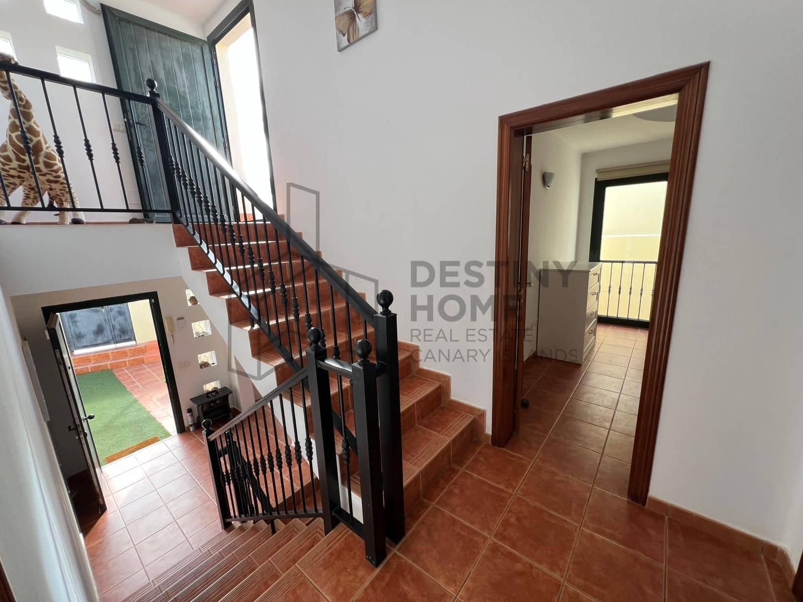 4 bedroom Villa for sale in Corralejo with pool - € 470,000 (Ref: 9698681)