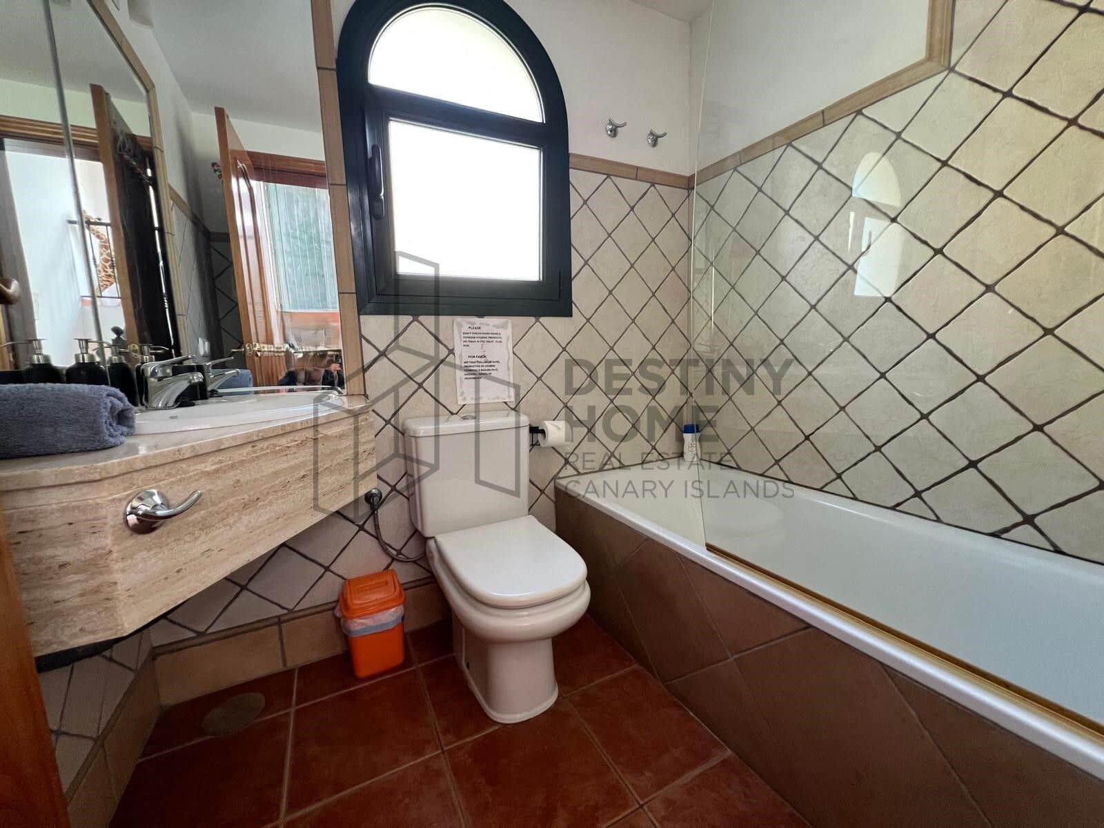 4 bedroom Villa for sale in Corralejo with pool - € 470,000 (Ref: 9698681)