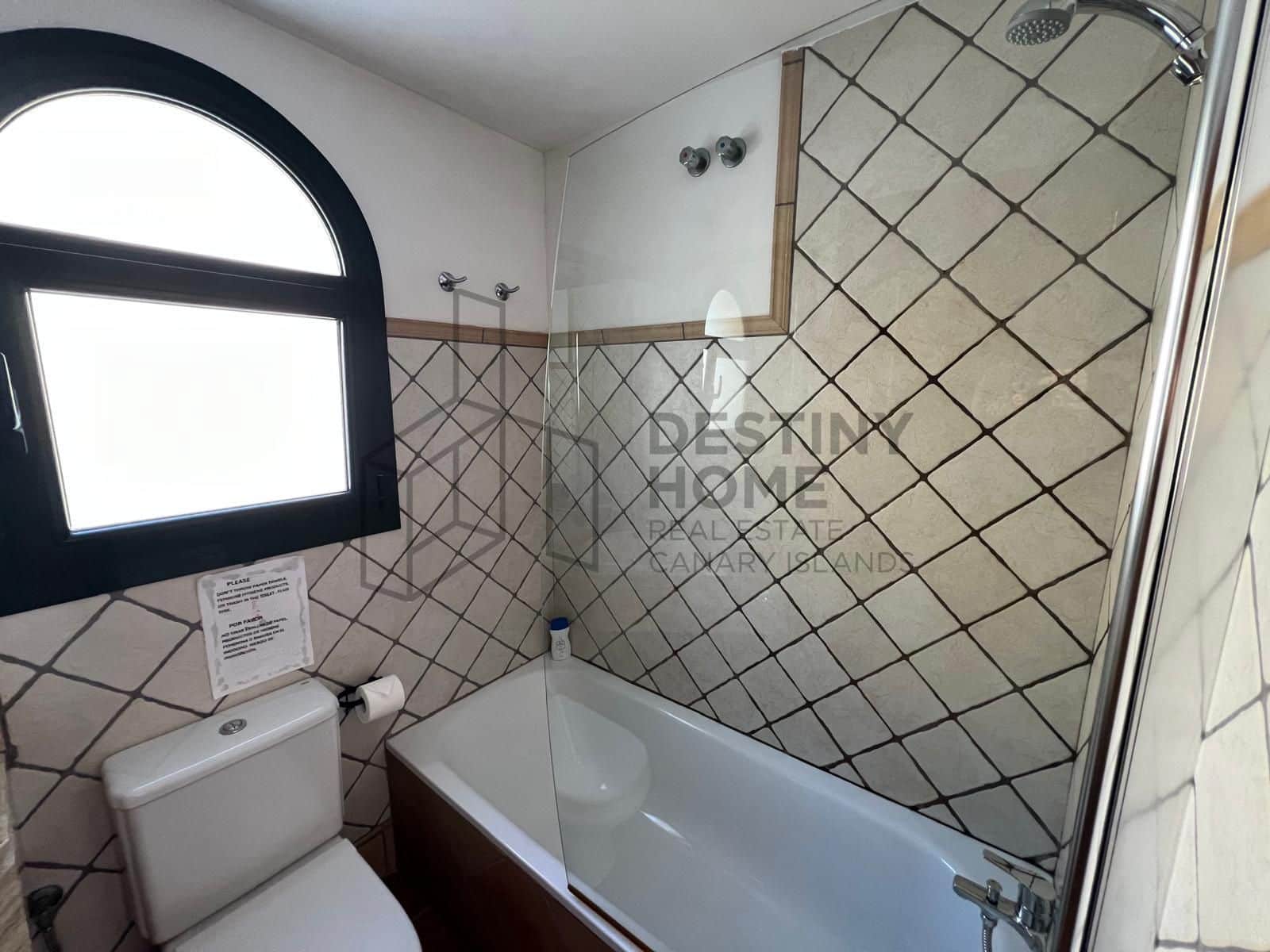 4 bedroom Villa for sale in Corralejo with pool - € 470,000 (Ref: 9698681)