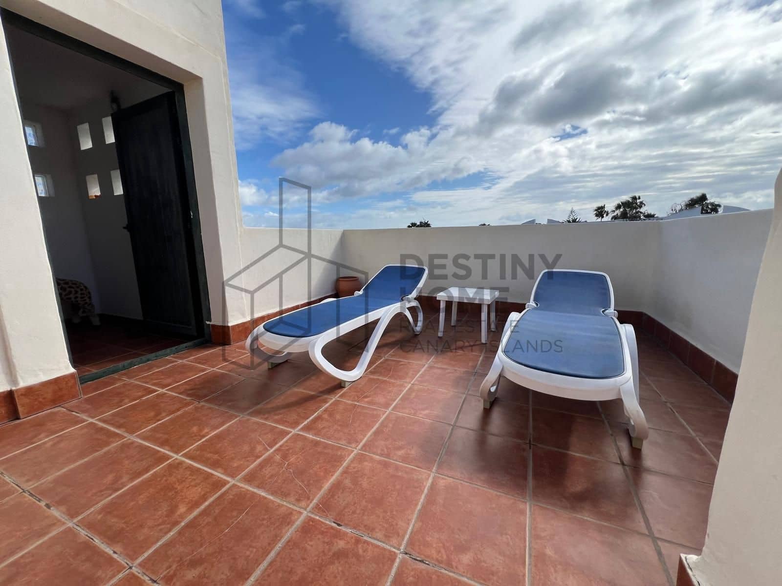 4 bedroom Villa for sale in Corralejo with pool - € 470,000 (Ref: 9698681)