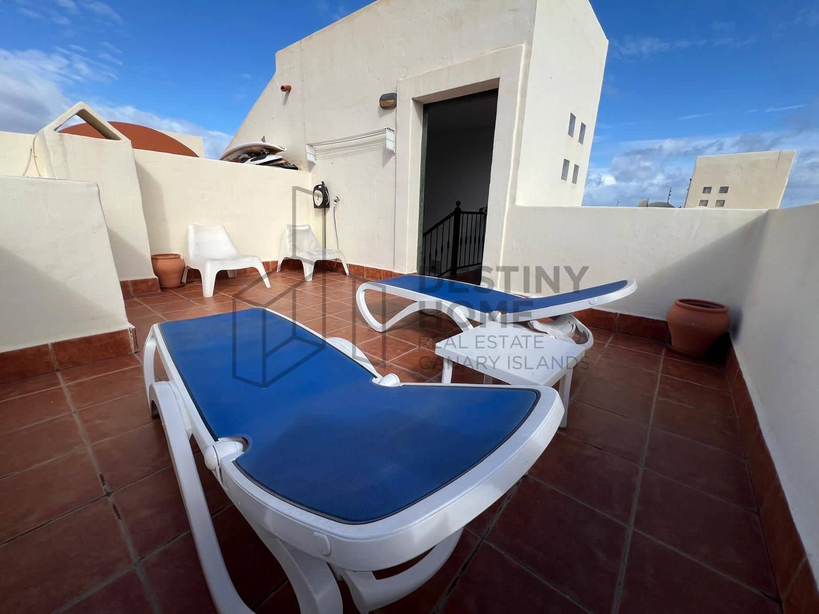 4 bedroom Villa for sale in Corralejo with pool - € 470,000 (Ref: 9698681)