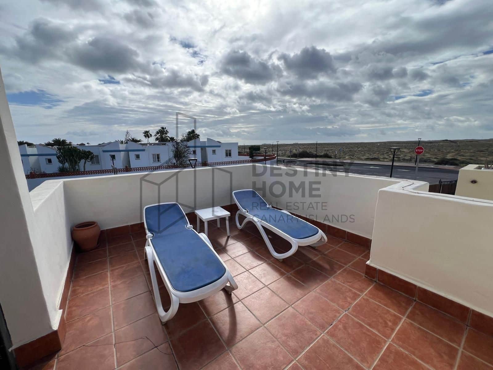 4 bedroom Villa for sale in Corralejo with pool - € 470,000 (Ref: 9698681)