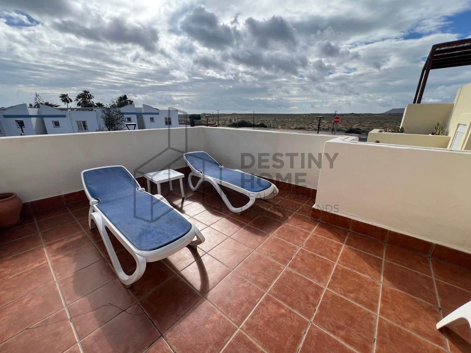 4 bedroom Villa for sale in Corralejo with pool - € 470,000 (Ref: 9698681)