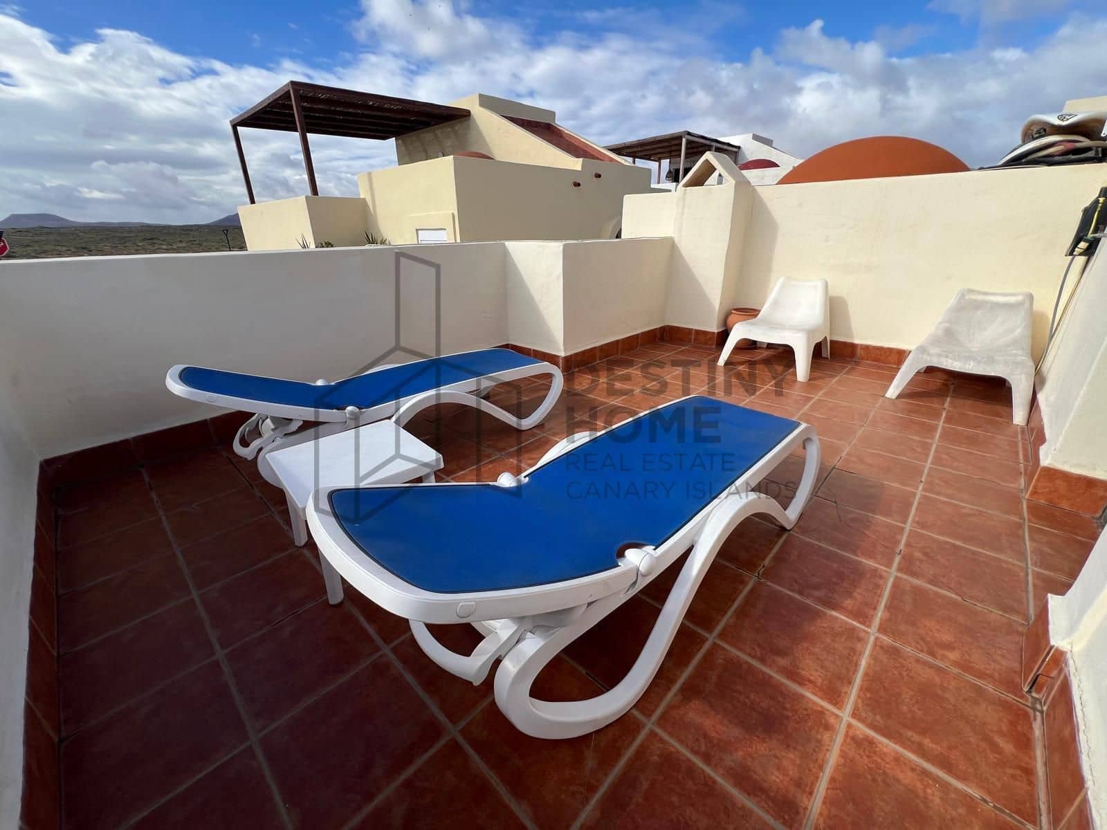 4 bedroom Villa for sale in Corralejo with pool - € 470,000 (Ref: 9698681)
