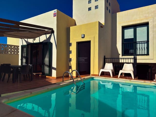 4 soveværelse Villa til salg i Corralejo, La Oliva med swimmingpool - € 460.000 (Ref: 9698681)