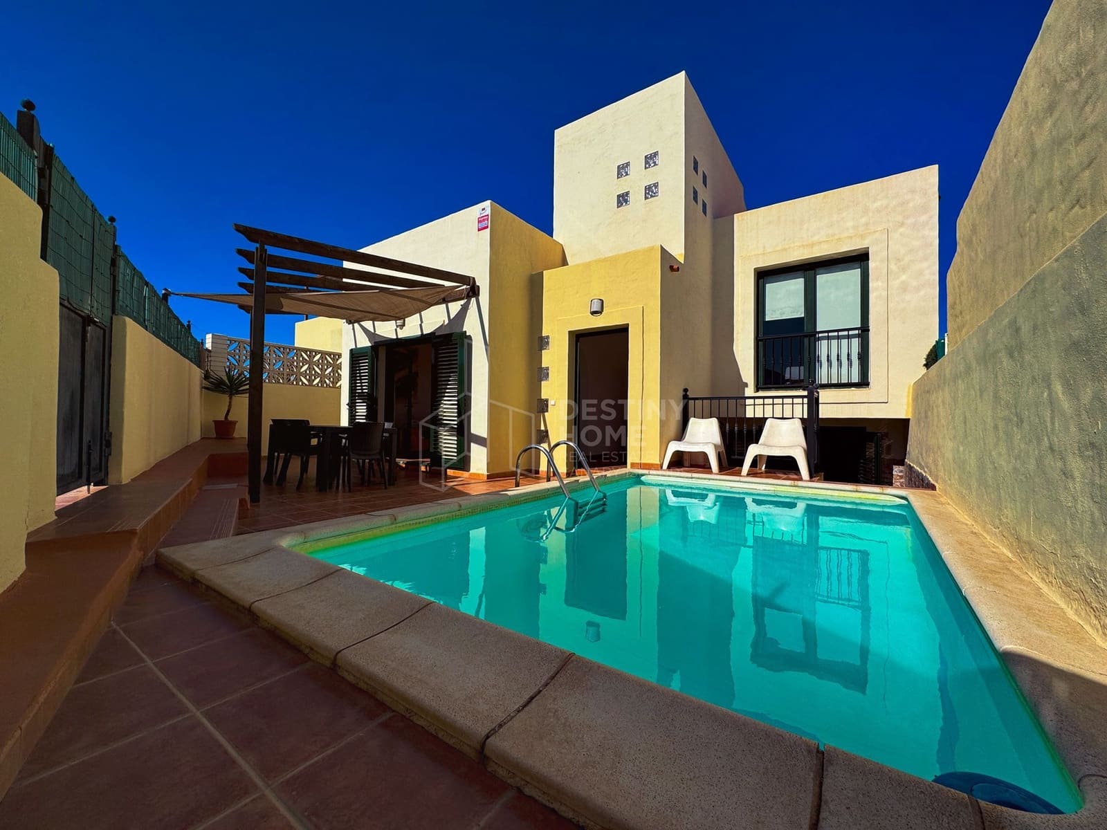 4 bedroom Villa for sale in Corralejo with pool - € 460,000 (Ref: 9698681)