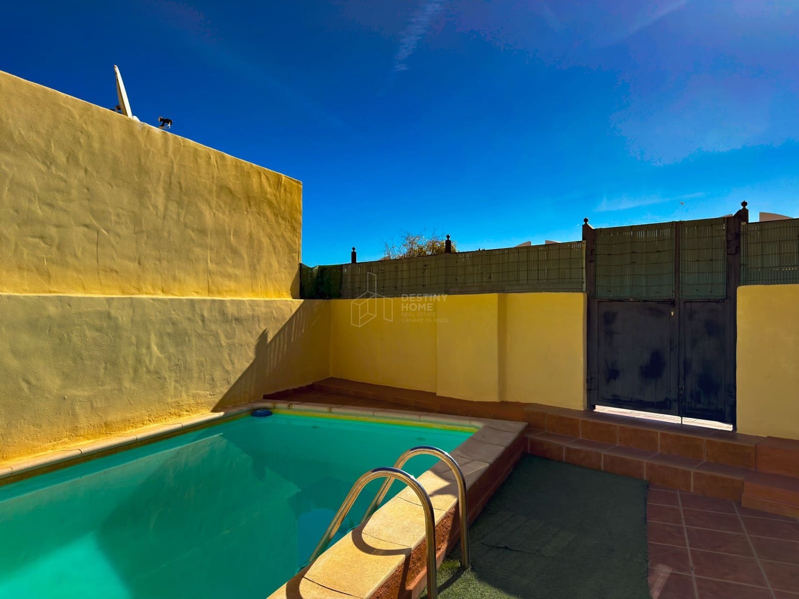 4 bedroom Villa for sale in Corralejo with pool - € 460,000 (Ref: 9698681)
