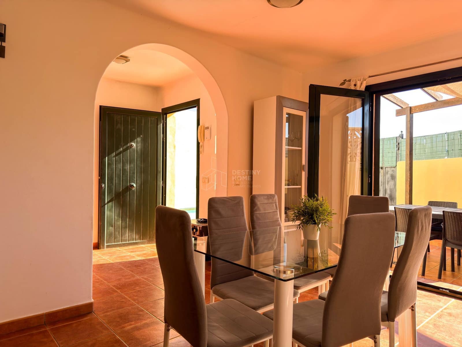 4 bedroom Villa for sale in Corralejo with pool - € 460,000 (Ref: 9698681)