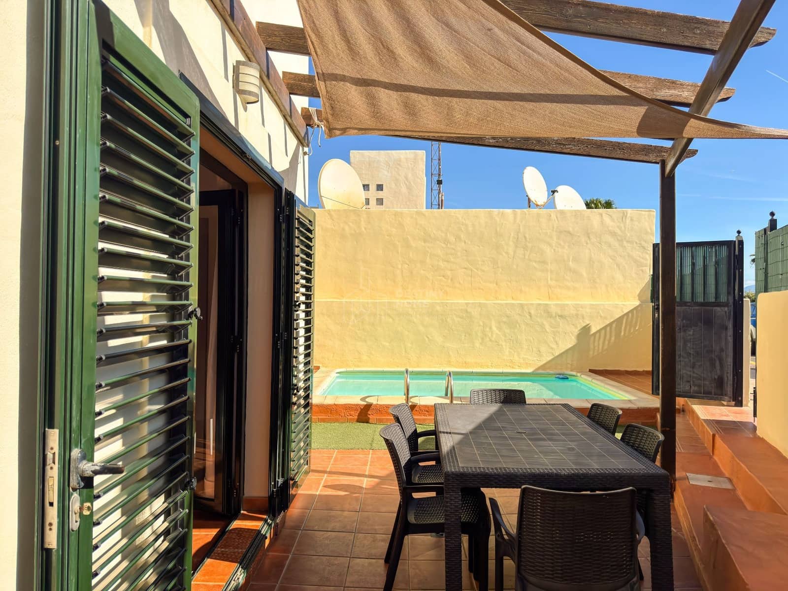 4 bedroom Villa for sale in Corralejo with pool - € 460,000 (Ref: 9698681)