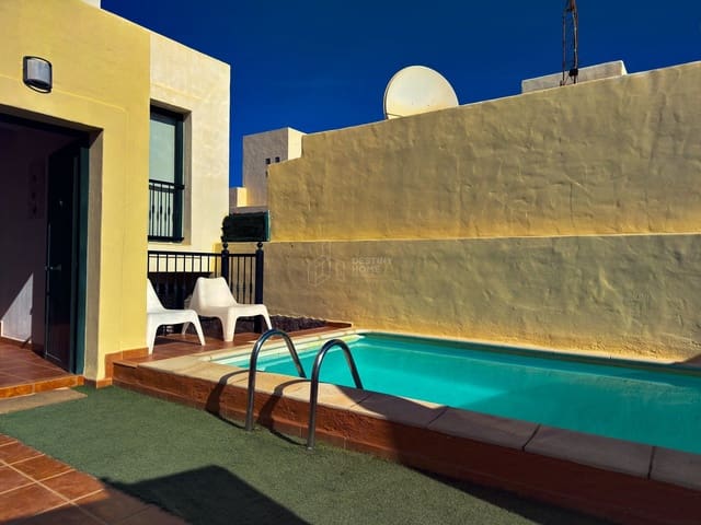 4 soveværelse Villa til salg i Corralejo, La Oliva med swimmingpool - € 460.000 (Ref: 9698681)