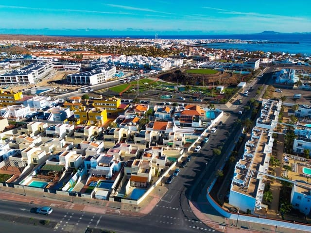 4 soveværelse Villa til salg i Corralejo, La Oliva med swimmingpool - € 460.000 (Ref: 9698681)