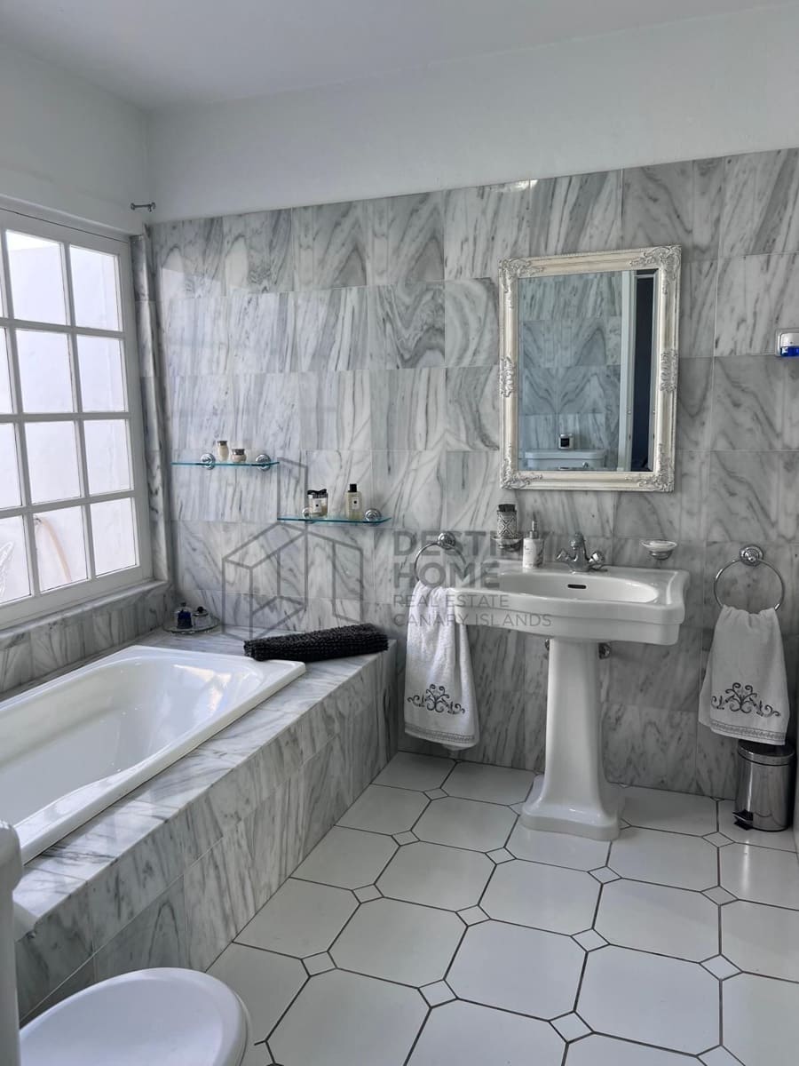 3 bedroom Villa for sale in Parque Holandes with garage - € 625,000 (Ref: 9719679)