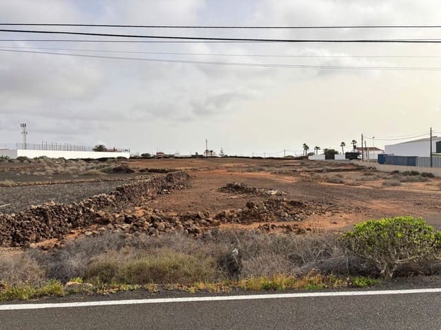 Grunde uden byggetilladelser til salg i Villaverde, La Oliva - € 1.500.000 (Ref: 9788055)