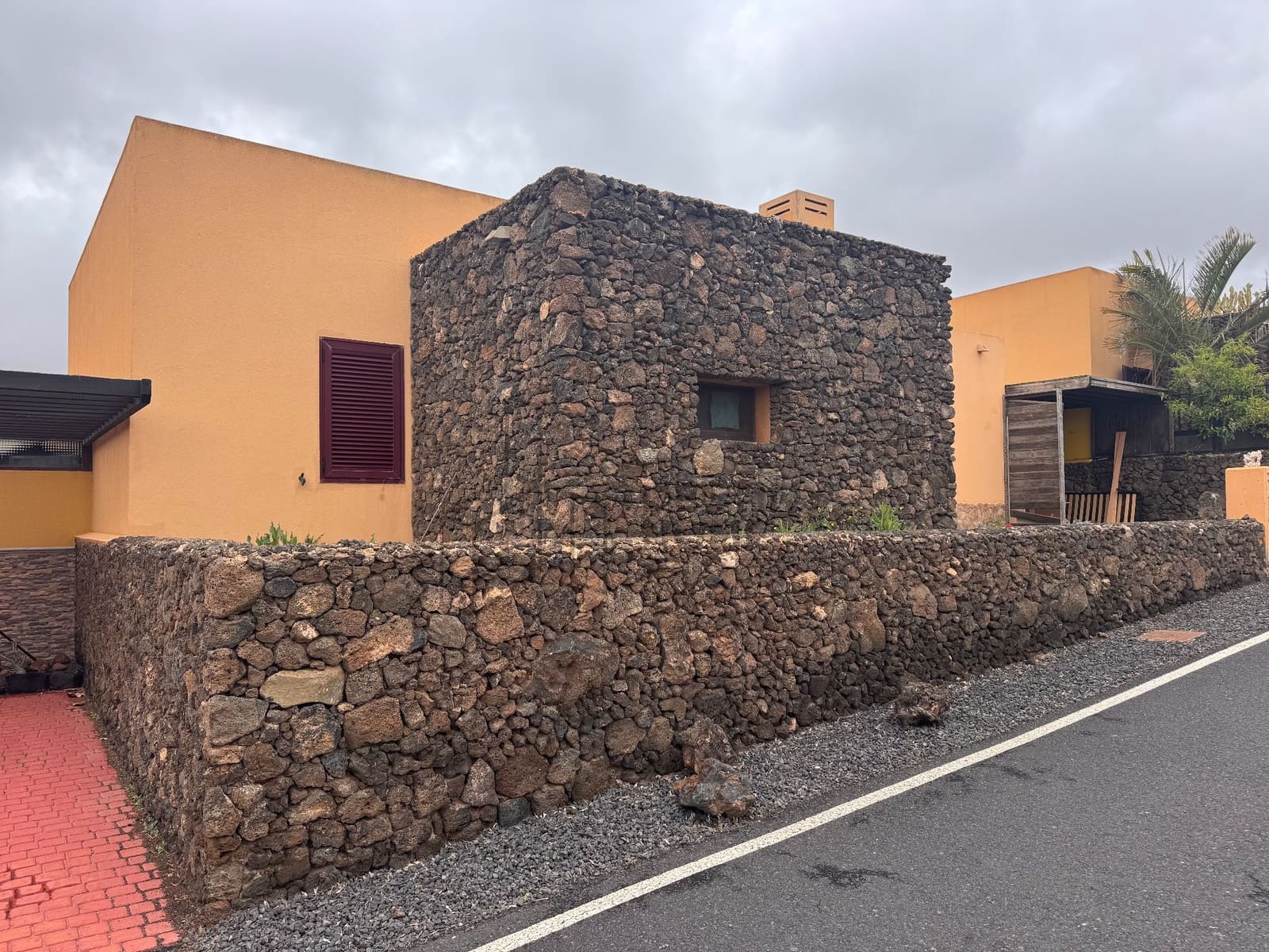 2 bedroom Semi-detached Villa for sale in Corralejo with garage - € 220,000 (Ref: 9811301)