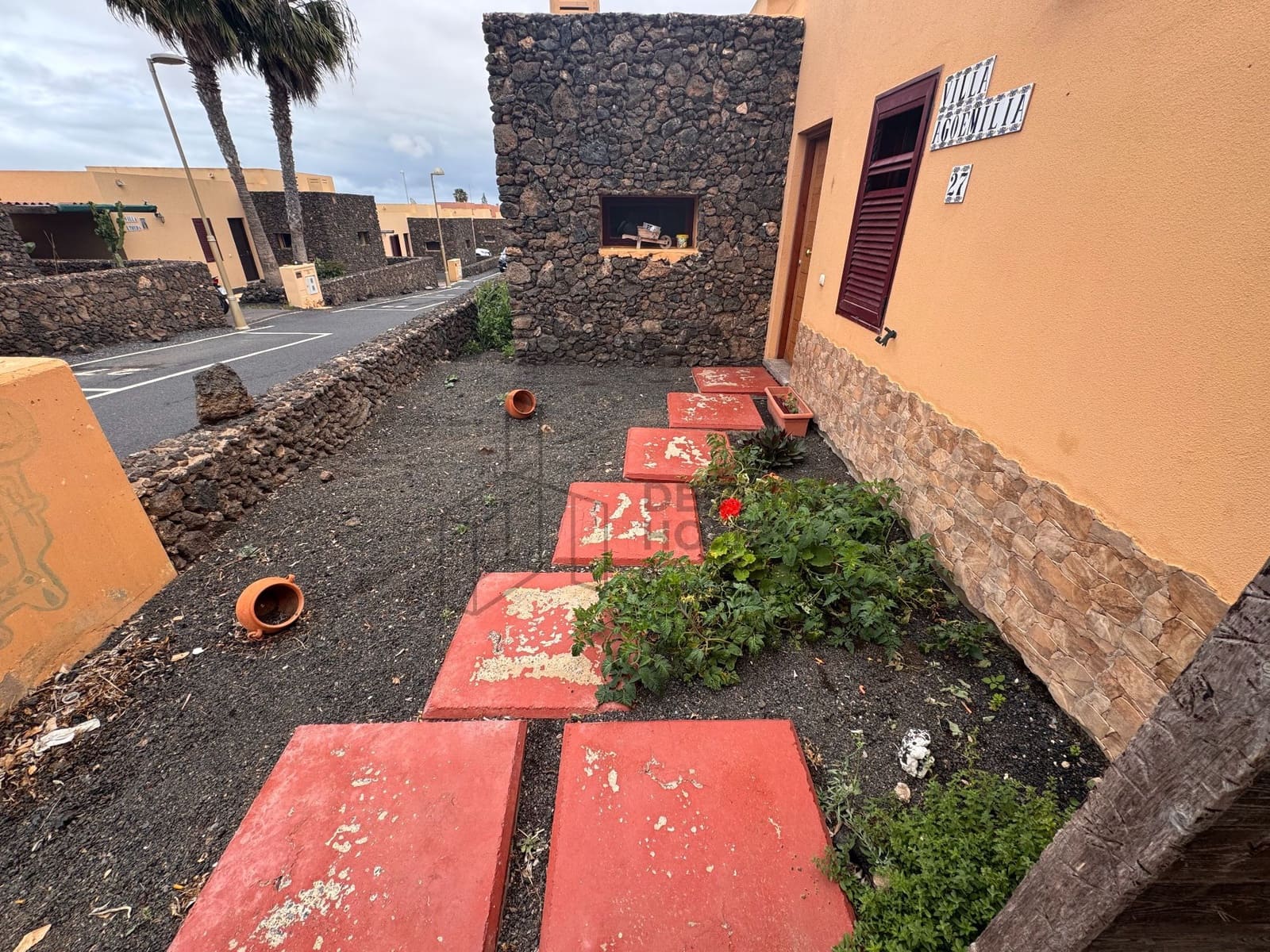 2 bedroom Semi-detached Villa for sale in Corralejo with garage - € 220,000 (Ref: 9811301)