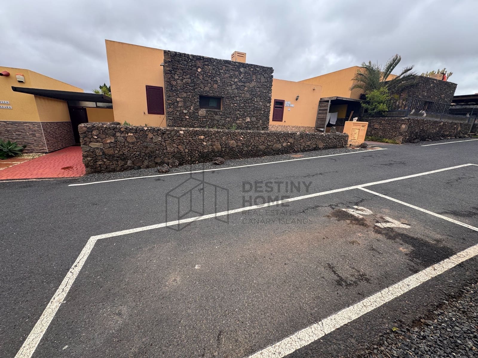2 bedroom Semi-detached Villa for sale in Corralejo with garage - € 220,000 (Ref: 9811301)