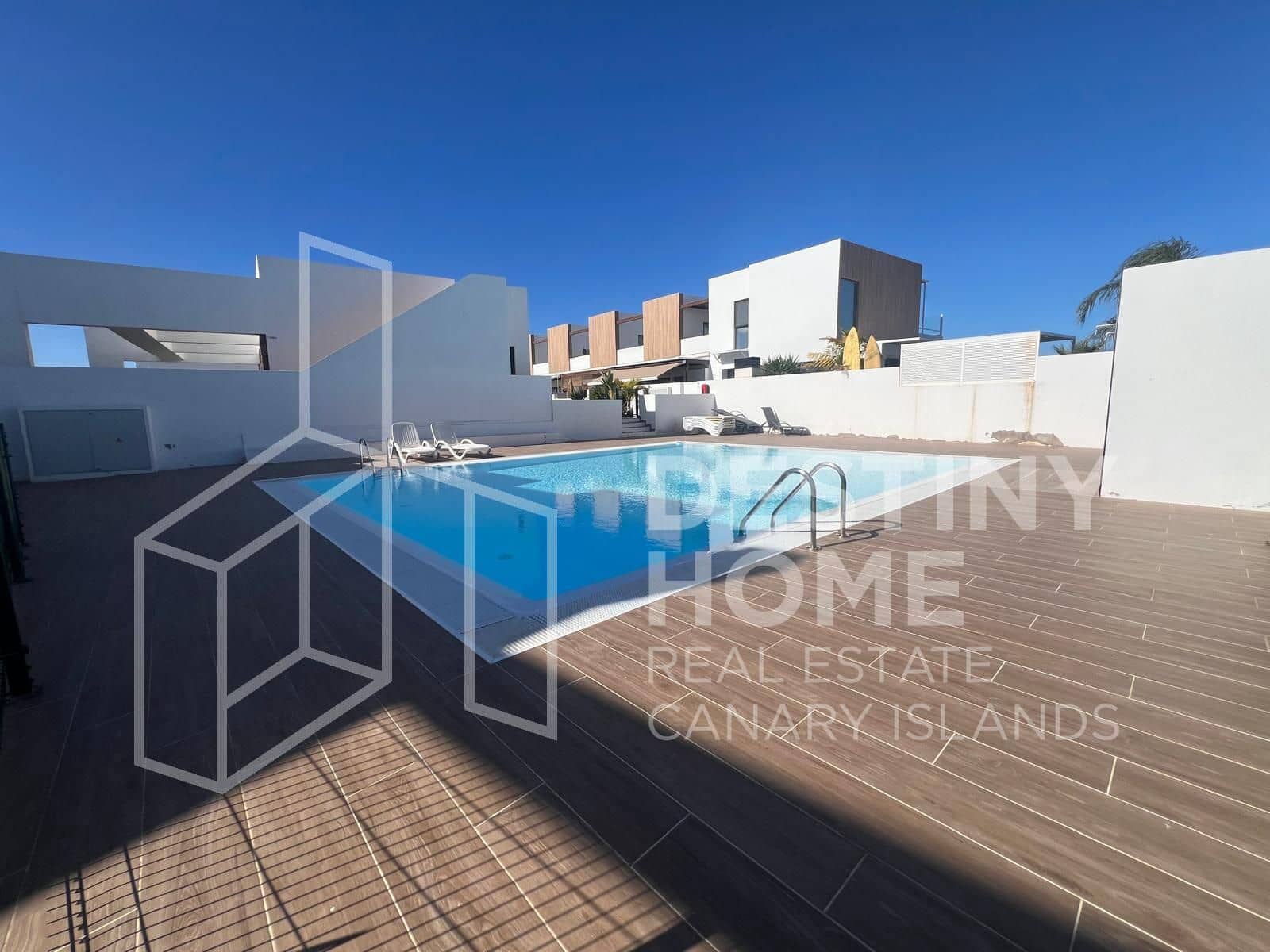 Casa de 2 habitaciones en Corralejo en venta con piscina garaje - 280.000 € (Ref: 9824629)