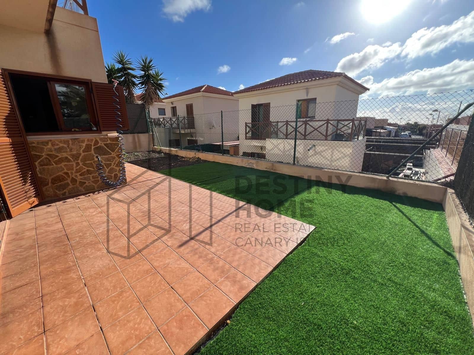2 bedroom Townhouse for sale in Corralejo with pool garage - € 273,000 (Ref: 9835950)