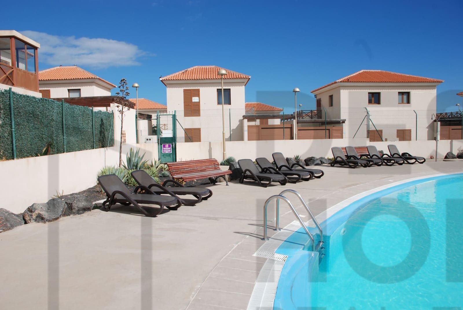 2 bedroom Townhouse for sale in Corralejo with pool garage - € 273,000 (Ref: 9835950)