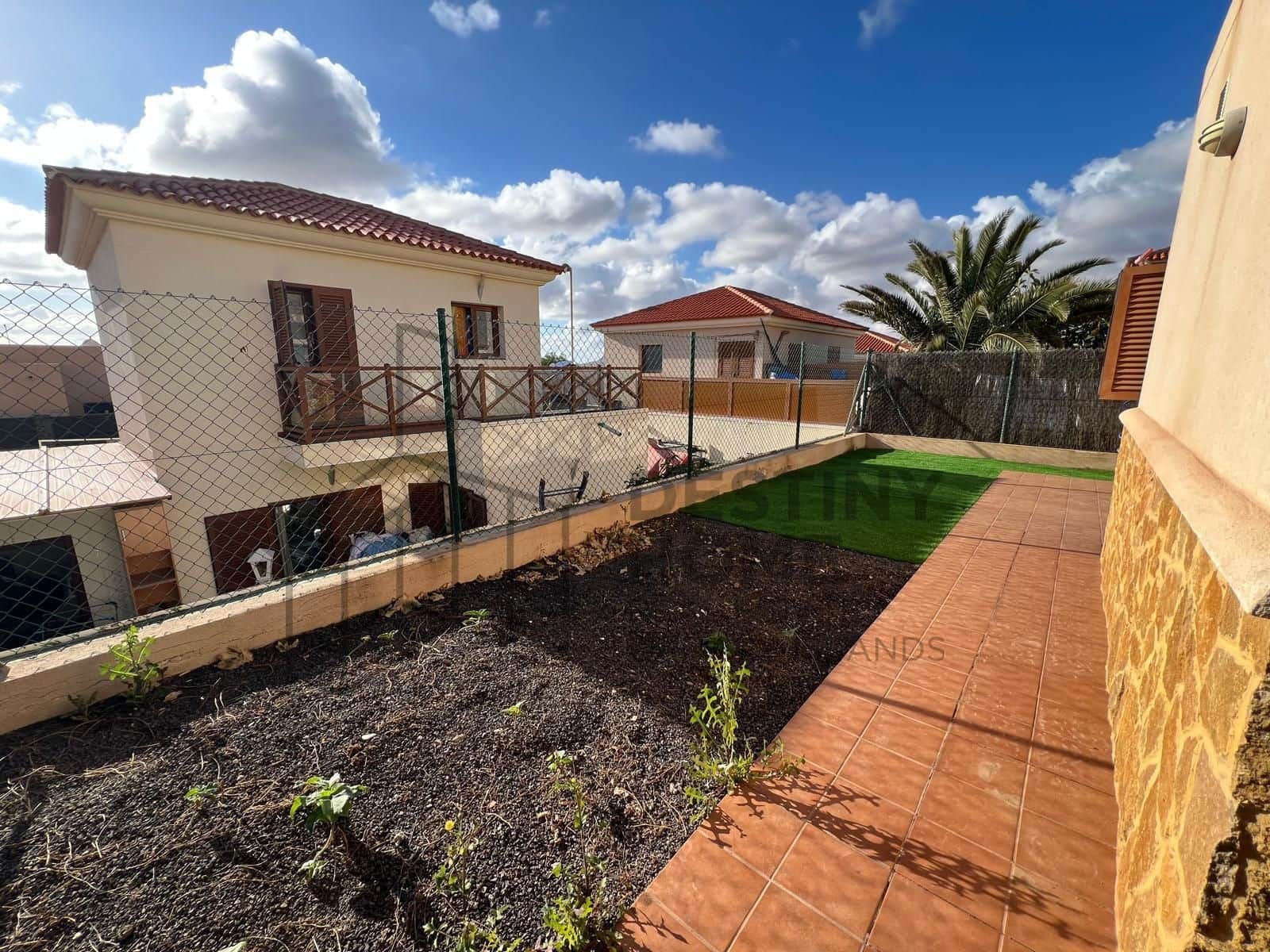 2 bedroom Townhouse for sale in Corralejo with pool garage - € 273,000 (Ref: 9835950)
