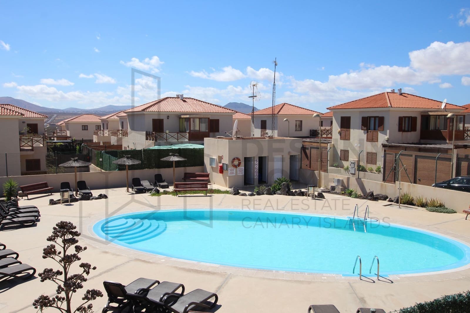 2 bedroom Townhouse for sale in Corralejo with pool garage - € 273,000 (Ref: 9835950)