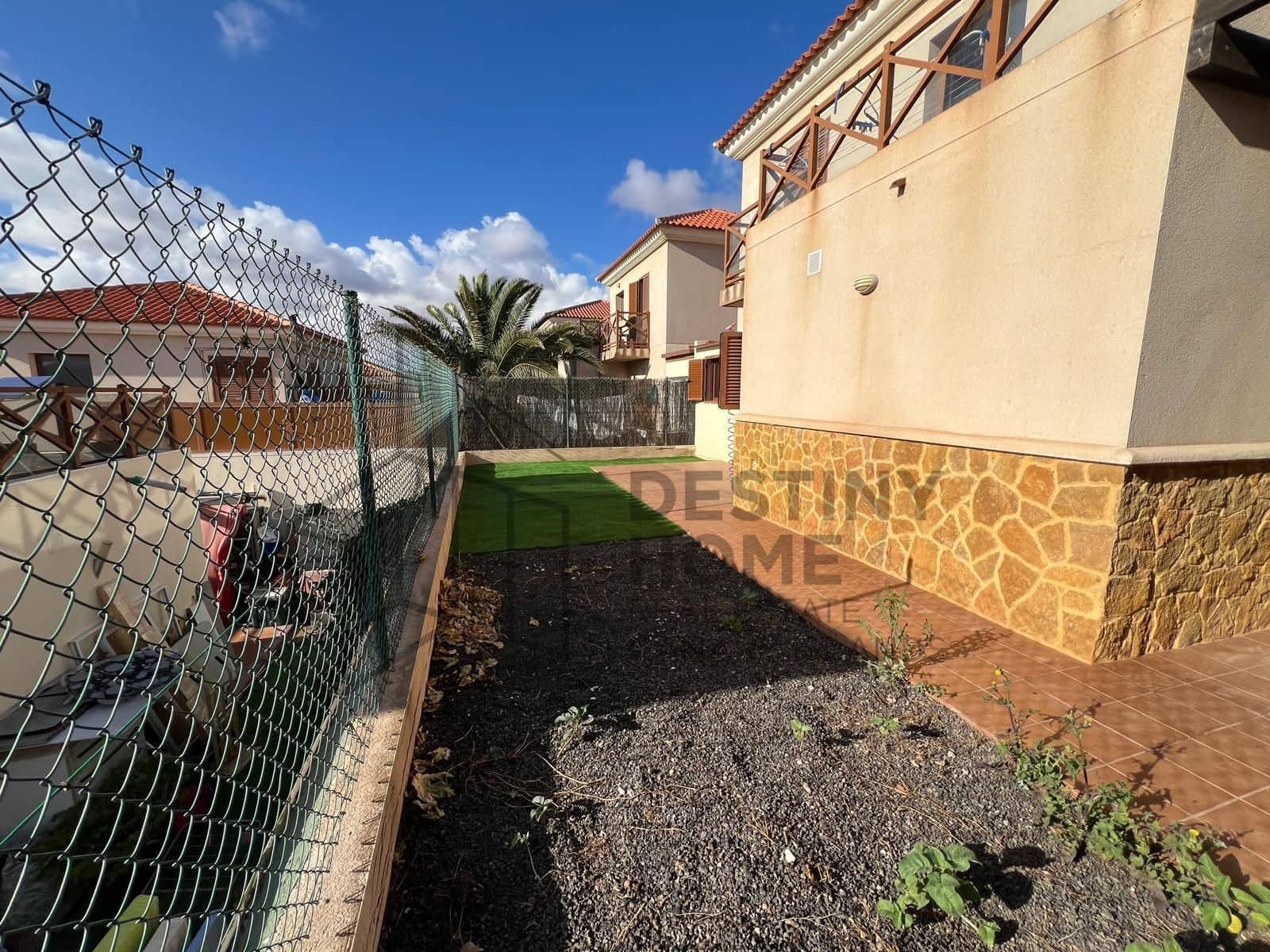 2 bedroom Townhouse for sale in Corralejo with pool garage - € 273,000 (Ref: 9835950)