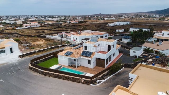 3 sypialnia Willa na sprzedaż w Lajares, La Oliva z basenem garażem - 775 000 € (Ref: 9849072)