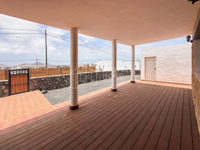 3 sypialnia Willa na sprzedaż w Lajares, La Oliva z basenem garażem - 775 000 € (Ref: 9849072)