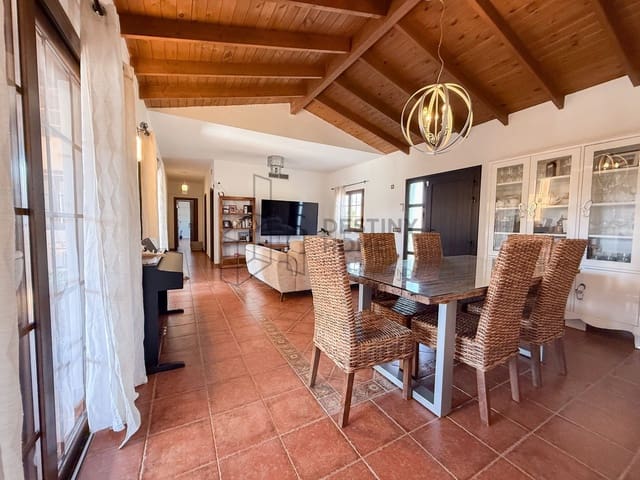 4 Zimmer Villa zu verkaufen in Casillas del Angel, Puerto del Rosario mit Pool Garage - 600.000 € (Ref: 9891782)