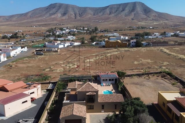 4 Zimmer Villa zu verkaufen in Casillas del Angel, Puerto del Rosario mit Pool Garage - 600.000 € (Ref: 9891782)