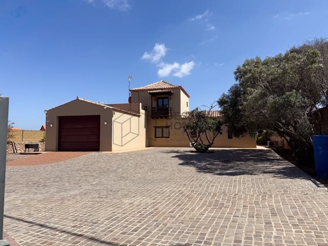 4 Zimmer Villa zu verkaufen in Casillas del Angel, Puerto del Rosario mit Pool Garage - 600.000 € (Ref: 9891782)