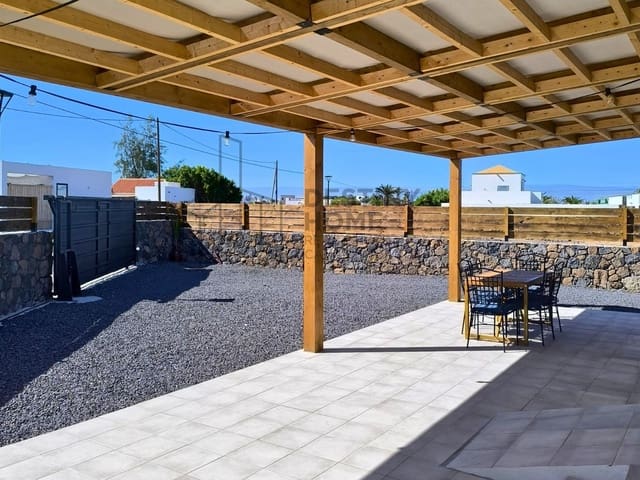 3 slaapkamer Villa te koop in Lajares, La Oliva met zwembad garage - € 1.100.000 (Ref: 9899025)