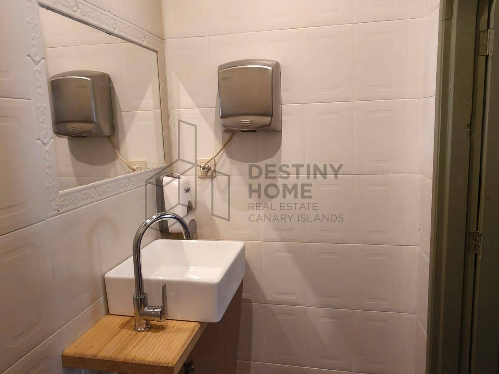 Commercial for sale in Corralejo - € 160,000 (Ref: 9921816)