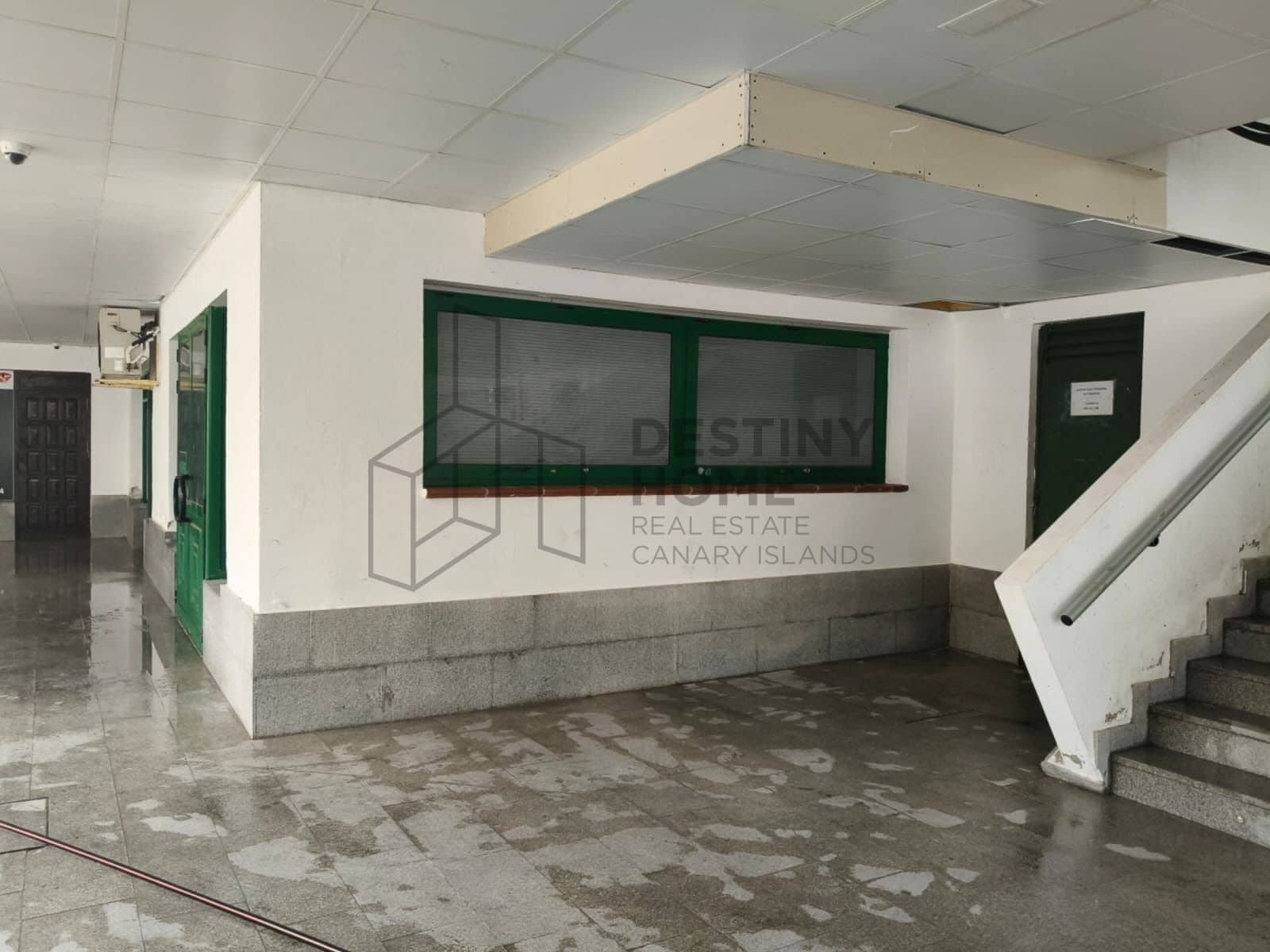 Commercial for sale in Corralejo - € 160,000 (Ref: 9921816)