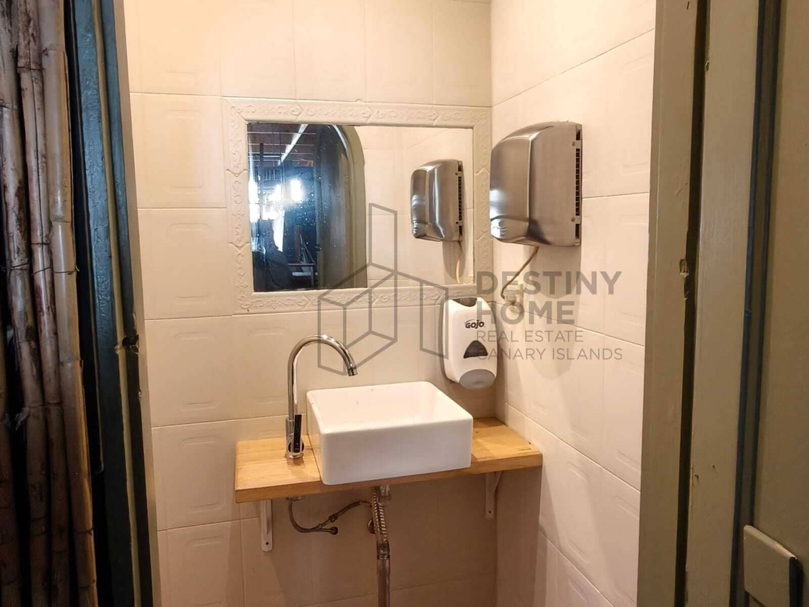 Commercial for sale in Corralejo - € 160,000 (Ref: 9921816)